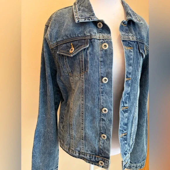 #109 Women’s Vintage-Inspired Blue Denim Jacket with Embroidery. Like New! - Picture 4 of 12